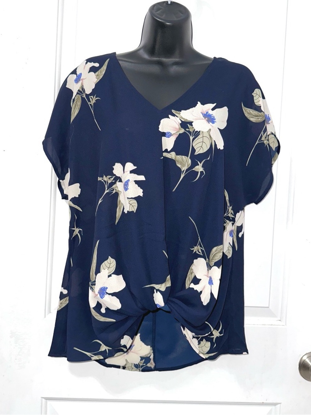 West K Navy Floral Print Twisted Knot Short Sleeve Top size Medium